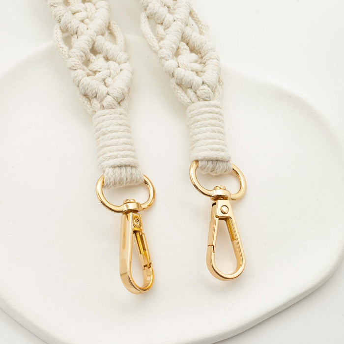 Close up shot of the golden clips from the natural-colored macramé crossbody strap for mobile phones | Gifts against human trafficking