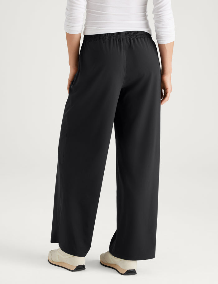 Women's Luxe Traveler Woven Pant::Black